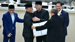 Erwan dan Herman Berdamai, Pelukan di Sidang DPRD Akhiri Konflik