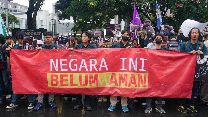 Tentu! Berikut adalah rephrasing dari judul tersebut dalam Bahasa Indonesia yang lebih menarik dan tetap menjaga maknanya:

**”Kontras: 1.020 Korban Kekerasan Polisi di HUT Bhayangkara”**

Jika ingin nuansa yang lebih tajam dan mengundang perhatian pembaca:

**”HUT Bhayangkara, Kontras Ungkap 1.020 Korban Kekerasan Polisi”**

Silakan pilih yang paling sesuai dengan gaya penulisan atau konteks yang kamu inginkan.