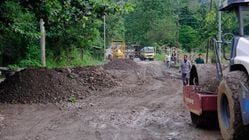Jalan Poros Malino Dikebut Jelang Event Beautiful Malino, Masih Pake Paving dan Sirtu Karena Anggaran Belum Cair Jalan Poros Malino Dikebut Jelang Event Beautiful Malino, Masih Pake Paving dan Sirtu Karena Anggaran Belum Cair