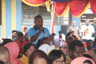 Rekomendasi judul yang lebih menarik dan tetap menjaga makna:

**”Fokus pada SDM Lebih Dulu, Infrastruktur Menyusul!”**

Alternatif lain (jika ingin nuansa berbeda):

1. **”Pilih SDM atau Infrastruktur? Prioritaskan Manusianya!”**  
2. **”Bangun SDM Unggul, Kunci Kemajuan Lebih Berkelanjutan”**  
3. **”Infrastruktur Penting, Tapi SDM Harus Didahulukan!”**

Ingin versi yang lebih formal, santai, atau persuasif? Saya bisa bantu sesuaikan!
