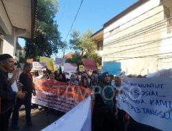 Tetangga Geruduk Sekolah di Tangsel, Kecam Penerimaan Siswa Kacau Tetangga Geruduk Sekolah di Tangsel, Kecam Penerimaan Siswa Kacau