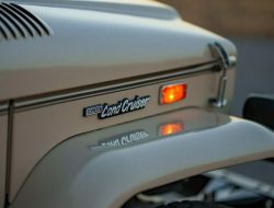 Ini Dia Toyota Land Cruiser FJ40 yang Bikin Melongo Saat Buka Kap Mesin!