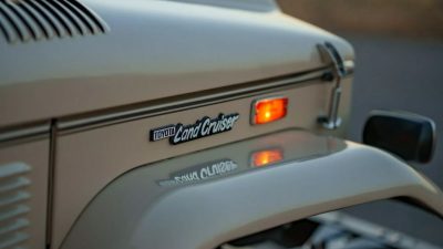Ini Dia Toyota Land Cruiser FJ40 yang Bikin Melongo Saat Buka Kap Mesin!