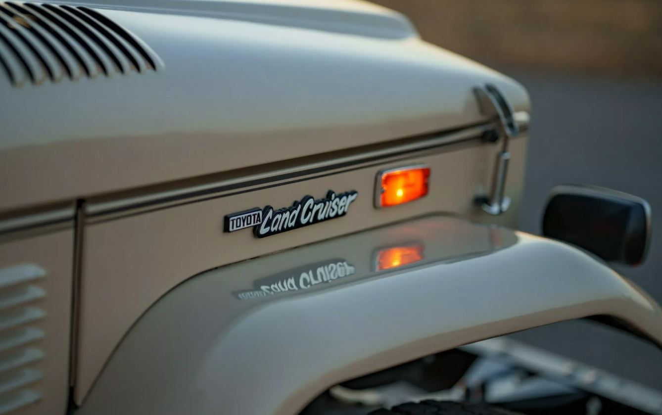 Ini Dia Toyota Land Cruiser FJ40 yang Bikin Melongo Saat Buka Kap Mesin!
