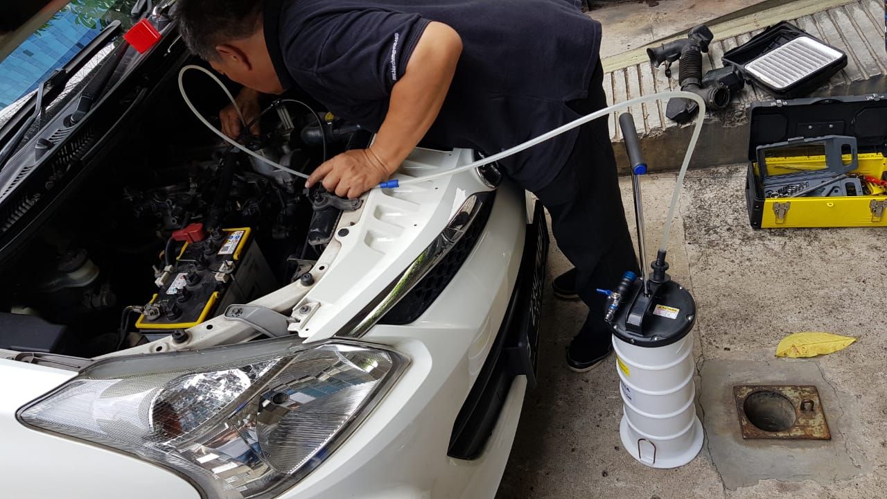 Judul yang lebih menarik dan singkat, namun tetap menjaga makna:  
**Servis Mobil dengan Carbon Cleaner di Bengkel Umum? Cek Biayanya di Sini!**