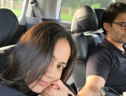 Tentu! Berikut rephrased title yang lebih menarik, singkat, dan tetap relevan dalam Bahasa Indonesia:
**”Pevita Pearce Liburan Romantis dengan Suami di Malaysia”**
Jika ingin nuansa lebih gaul dan klikbait namun tetap sopan:
**”Liburan Bareng Suami, Potret Pevita Pearce Bikin Meleleh!”**
Silakan pilih yang sesuai dengan gaya kontenmu. Tentu! Berikut rephrased title yang lebih menarik, singkat, dan tetap relevan dalam Bahasa Indonesia:
**”Pevita Pearce Liburan Romantis dengan Suami di Malaysia”**
Jika ingin nuansa lebih gaul dan klikbait namun tetap sopan:
**”Liburan Bareng Suami, Potret Pevita Pearce Bikin Meleleh!”**
Silakan pilih yang sesuai dengan gaya kontenmu.