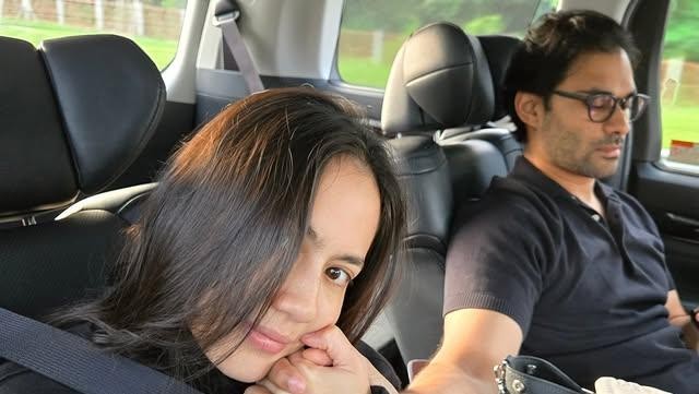 Tentu! Berikut rephrased title yang lebih menarik, singkat, dan tetap relevan dalam Bahasa Indonesia:

**”Pevita Pearce Liburan Romantis dengan Suami di Malaysia”**

Jika ingin nuansa lebih gaul dan klikbait namun tetap sopan:

**”Liburan Bareng Suami, Potret Pevita Pearce Bikin Meleleh!”**

Silakan pilih yang sesuai dengan gaya kontenmu.