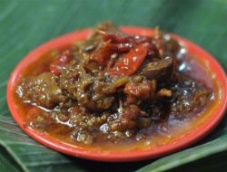 Jawaban: **Oseng Mercon Legendaris di Jogja, Cuma 1 Jam dari Klaten, Selalu Ramai Dikunjungi Wisatawan**

Alternatif lain yang lebih santai dan menarik:  
**Cicipi Oseng Mercon Ngehits di Jogja, Cuma Sejam dari Klaten!**