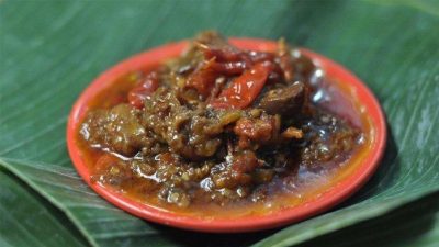 Jawaban: **Oseng Mercon Legendaris di Jogja, Cuma 1 Jam dari Klaten, Selalu Ramai Dikunjungi Wisatawan**

Alternatif lain yang lebih santai dan menarik:  
**Cicipi Oseng Mercon Ngehits di Jogja, Cuma Sejam dari Klaten!**