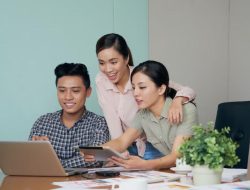 30 Pantun Lucu Penyemangat Kerja: Tetap Semangat, Jangan Menyerah!