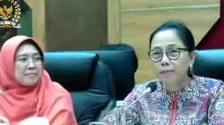 Berikut adalah rephrasenya yang lebih menarik dan singkat, namun tetap menjaga makna asli dalam Bahasa Indonesia:

**”Emosi Pecah: Anggota DPR PDIP Menangis Dengar Pernyataan Fadli Zon soal Pemerkosaan 1998″**

Jika ingin nuansa yang lebih kuat dan provokatif:

**”Tak Kuasa Tahan Emosi, Anggota DPR PDIP Menangis Saat Fadli Zon Singgung Pemerkosaan 1998″**

Pilih mana yang paling sesuai dengan konteks dan audiens target Anda.