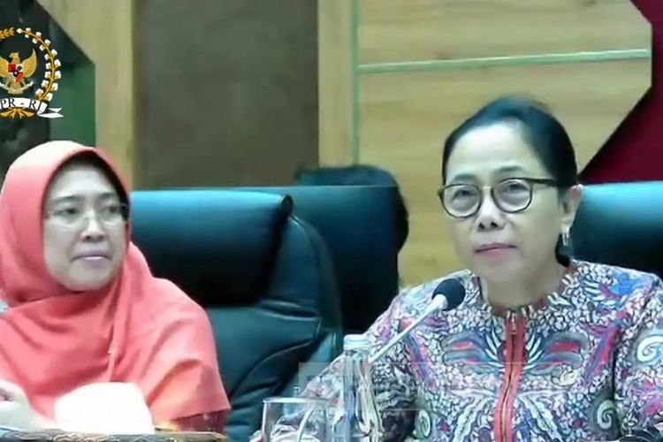Berikut adalah rephrasenya yang lebih menarik dan singkat, namun tetap menjaga makna asli dalam Bahasa Indonesia:

**”Emosi Pecah: Anggota DPR PDIP Menangis Dengar Pernyataan Fadli Zon soal Pemerkosaan 1998″**

Jika ingin nuansa yang lebih kuat dan provokatif:

**”Tak Kuasa Tahan Emosi, Anggota DPR PDIP Menangis Saat Fadli Zon Singgung Pemerkosaan 1998″**

Pilih mana yang paling sesuai dengan konteks dan audiens target Anda.