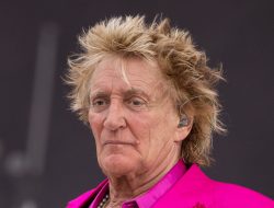 Rod Stewart Speaks Up After Fans Flood Him With Emotional Messages Rod Stewart Speaks Up After Fans Flood Him With Emotional Messages