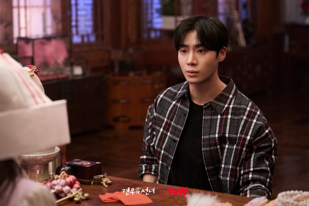 7 Perubahan Bae Gyeon Woo Setelah Mengenal Park Sung A di Head Over Heels