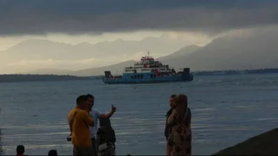 **Pencarian Korban Kapal Tenggelam di Selat Bali: Basarnas Terjunkan 3 Helikopter**