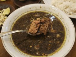 Kuliner Jawa Timur di Jatinegara: Nikmati Rawon dengan Kuah Medok yang Menggoda!