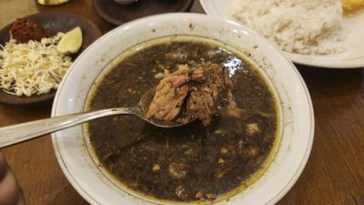 Kuliner Jawa Timur di Jatinegara: Nikmati Rawon dengan Kuah Medok yang Menggoda!