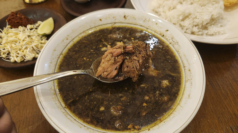 Kuliner Jawa Timur di Jatinegara: Nikmati Rawon dengan Kuah Medok yang Menggoda!