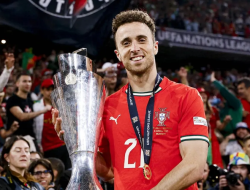 Tentu! Berikut adalah rephrasing dari judul tersebut dalam Bahasa Indonesia yang lebih menarik dan tetap menjaga maknanya:
**”Diogo Jota: Kariernya di Liverpool dan Timnas Portugal yang Terhenti karena Tragedi Mobil”**
Jika ingin nuansa yang lebih emosional atau dramatis, bisa juga disajikan sebagai:
**”Kisah Karier Diogo Jota: Gemilang di Lapangan, Tragis di Jalan”**
Berminat dengan versi lain (misalnya lebih formal, santai, atau klikbait)? Tentu! Berikut adalah rephrasing dari judul tersebut dalam Bahasa Indonesia yang lebih menarik dan tetap menjaga maknanya:
**”Diogo Jota: Kariernya di Liverpool dan Timnas Portugal yang Terhenti karena Tragedi Mobil”**
Jika ingin nuansa yang lebih emosional atau dramatis, bisa juga disajikan sebagai:
**”Kisah Karier Diogo Jota: Gemilang di Lapangan, Tragis di Jalan”**
Berminat dengan versi lain (misalnya lebih formal, santai, atau klikbait)?