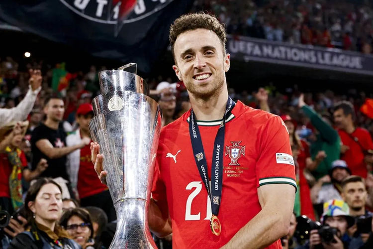 Tentu! Berikut adalah rephrasing dari judul tersebut dalam Bahasa Indonesia yang lebih menarik dan tetap menjaga maknanya:

**”Diogo Jota: Kariernya di Liverpool dan Timnas Portugal yang Terhenti karena Tragedi Mobil”**

Jika ingin nuansa yang lebih emosional atau dramatis, bisa juga disajikan sebagai:

**”Kisah Karier Diogo Jota: Gemilang di Lapangan, Tragis di Jalan”**

Berminat dengan versi lain (misalnya lebih formal, santai, atau klikbait)?