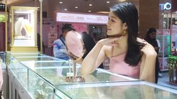Borong Perhiasan di Pesta Kilau Emas 2025, Liburan Sambil Berbelanja