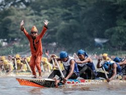 Penari Pacu Jalur yang Menggemparkan dengan Gerakan Lincah Penari Pacu Jalur yang Menggemparkan dengan Gerakan Lincah