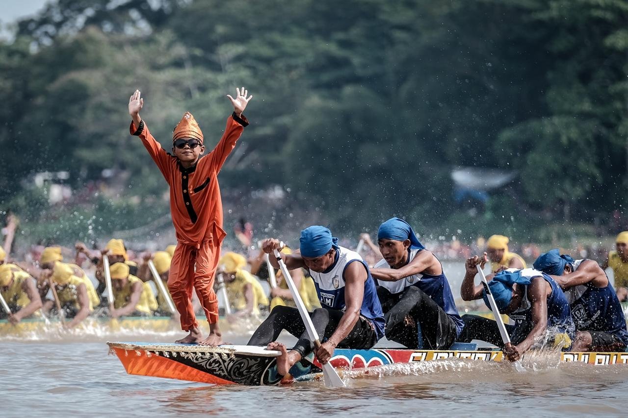 Penari Pacu Jalur yang Menggemparkan dengan Gerakan Lincah