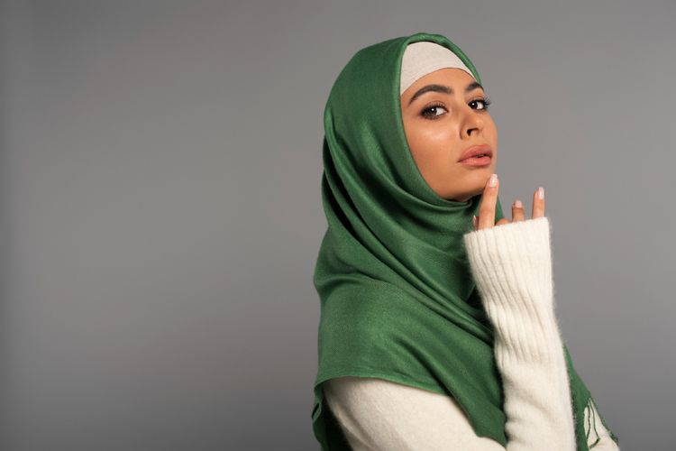 Ladies! Ini 10 Warna Hijab Paling Pas untuk Kulit Sawo Matang agar Tampil Cerah dan Menawan