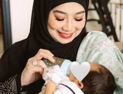Tentu! Berikut rephrased title dalam Bahasa Indonesia yang lebih menarik dan tetap menjaga maknanya:

**”Potret Hangat Bunda Artis Bersama Cucu Tercinta”**

Jika ingin nuansa lebih viral atau media-style, bisa juga:

**”Momen Menggemaskan Bunda Artis dengan Sang Cucu”**

Berikan tahu jika ingin gaya tertentu (formal, santai, klikbait, dll).