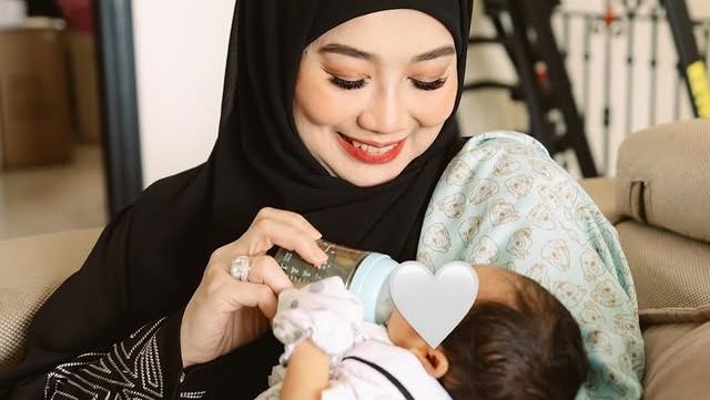 Tentu! Berikut rephrased title dalam Bahasa Indonesia yang lebih menarik dan tetap menjaga maknanya:

**”Potret Hangat Bunda Artis Bersama Cucu Tercinta”**

Jika ingin nuansa lebih viral atau media-style, bisa juga:

**”Momen Menggemaskan Bunda Artis dengan Sang Cucu”**

Berikan tahu jika ingin gaya tertentu (formal, santai, klikbait, dll).
