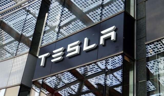 **”Tesla’s Robotaxi Fleet Sparks Concerns in New Video: A Regulatory Void Emerges”**
