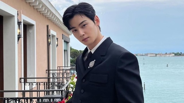 Tentu! Berikut adalah rephrased title yang lebih menarik, singkat, dan tetap menjaga maknanya:

**”Video Masa Magang Adik Cha Eun Woo Viral Lagi, Tampan Sejak Dulu!”**

Jika ingin nuansa lebih emosional atau klikbait ringan:

**”Adik Cha Eun Woo Bikin Heboh Lagi dengan Video Masa Lalu Saat Magang”**

Ingin versi lebih formal tapi tetap menarik?

**”Kembali Viral, Video Masa Magang Adik Cha Eun Woo Curi Perhatian karena Ketampanannya”**

Beri tahu jika kamu ingin disesuaikan dengan gaya tertentu (formal, gaul, media online, dll.).