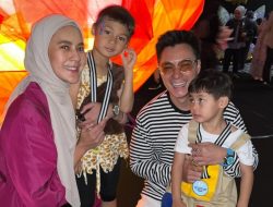 Baim Wong dan Paula Verhoeven Kompak Temani Anak-anak di Hari Perpisahan Sekolah Baim Wong dan Paula Verhoeven Kompak Temani Anak-anak di Hari Perpisahan Sekolah