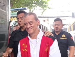 Wajah Bahagia Fariz RM Saat Istri Temani Sidangnya