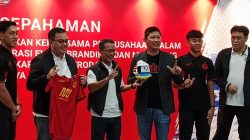 Judul yang lebih captivating dan concise (dalam Bahasa Indonesia):

**”Persija Jakarta Kembali Didukung BUMD, Atribut Macan Kemayoran Hiasi Stasiun MRT”**