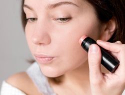 Cara Menggunakan Blush On Sesuai Bentuk Wajah untuk Tampilan Proporsional
