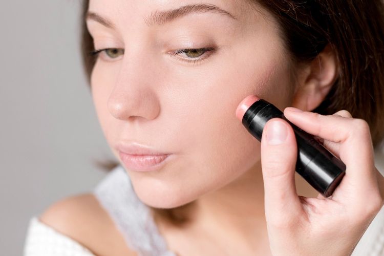 Cara Menggunakan Blush On Sesuai Bentuk Wajah untuk Tampilan Proporsional