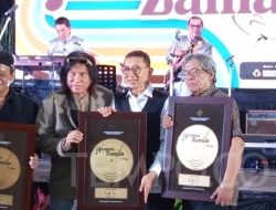 Kementerian Kebudayaan Anugerahi Legenda Musik 1970-an Kementerian Kebudayaan Anugerahi Legenda Musik 1970-an