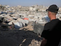 Berburu Bantuan di Gaza, Warga Palestina Terpaksa Hadapi Tembakan Saat Antre Makanan Berburu Bantuan di Gaza, Warga Palestina Terpaksa Hadapi Tembakan Saat Antre Makanan