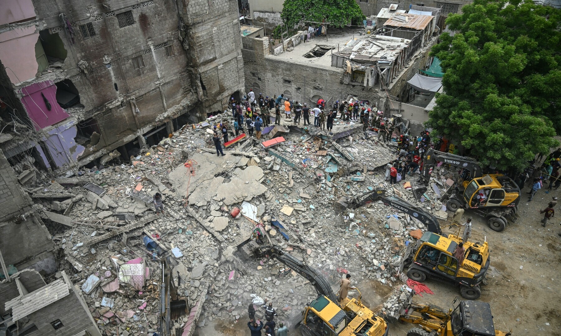 Tragedy in Lyari: Deadly Karachi Building Collapse Claims 6 Lives