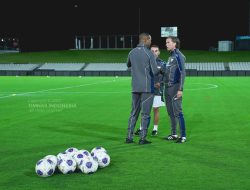 Judul yang lebih menarik dan ringkas, tetap dalam Bahasa Indonesia:
**”Sorotan Kontra Kluivert Muncul, Erick Thohir Bela Mati-matian”**
Alternatif lain jika ingin nuansa lebih tajam:
**”Kontroversi Kluivert Memanas, Erick Thohir Turun Tangan”**
Beritahu jika ingin variasi dengan nada lebih formal atau santai. Judul yang lebih menarik dan ringkas, tetap dalam Bahasa Indonesia:
**”Sorotan Kontra Kluivert Muncul, Erick Thohir Bela Mati-matian”**
Alternatif lain jika ingin nuansa lebih tajam:
**”Kontroversi Kluivert Memanas, Erick Thohir Turun Tangan”**
Beritahu jika ingin variasi dengan nada lebih formal atau santai.