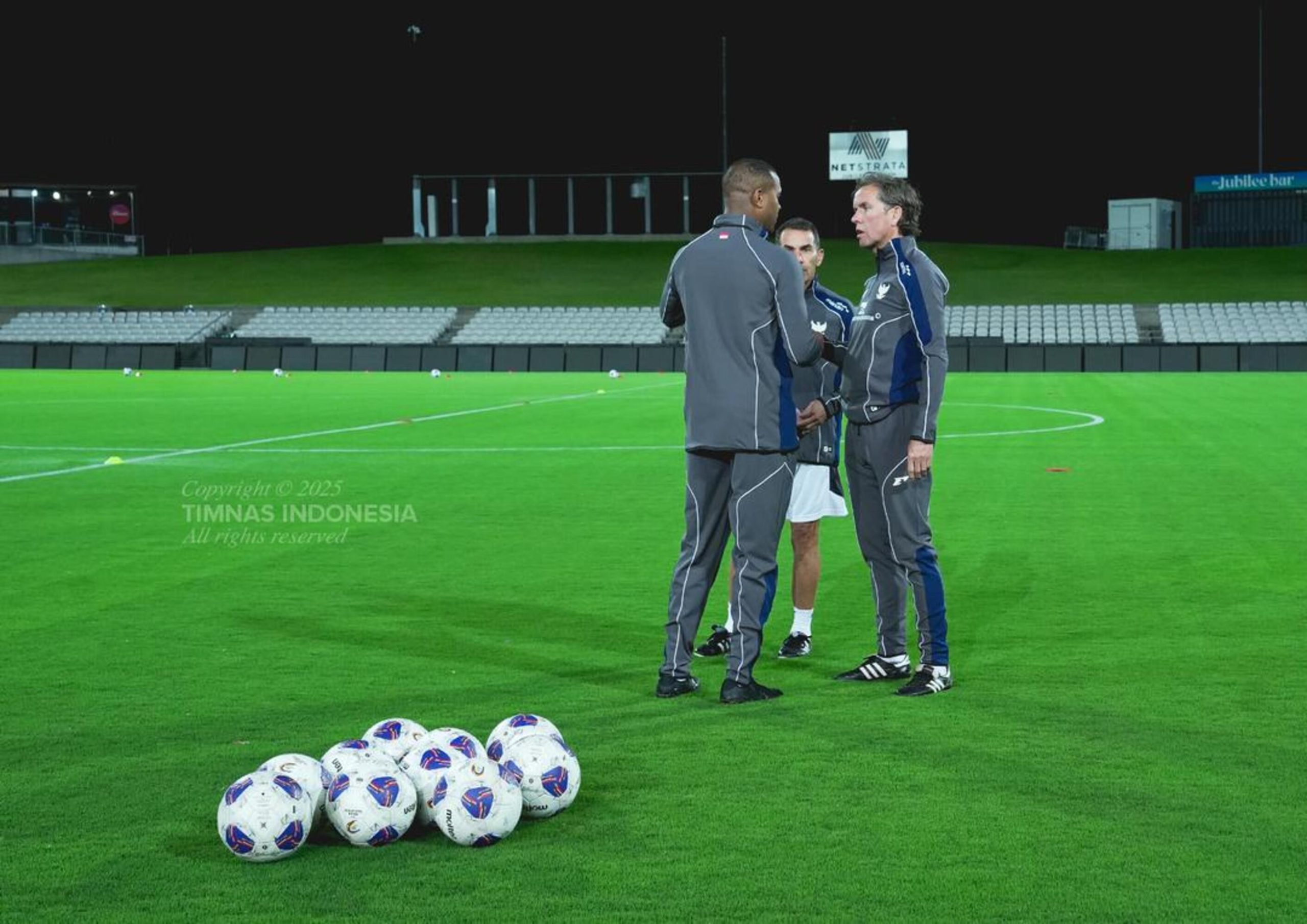 Judul yang lebih menarik dan ringkas, tetap dalam Bahasa Indonesia:

**”Sorotan Kontra Kluivert Muncul, Erick Thohir Bela Mati-matian”**

Alternatif lain jika ingin nuansa lebih tajam:

**”Kontroversi Kluivert Memanas, Erick Thohir Turun Tangan”**

Beritahu jika ingin variasi dengan nada lebih formal atau santai.