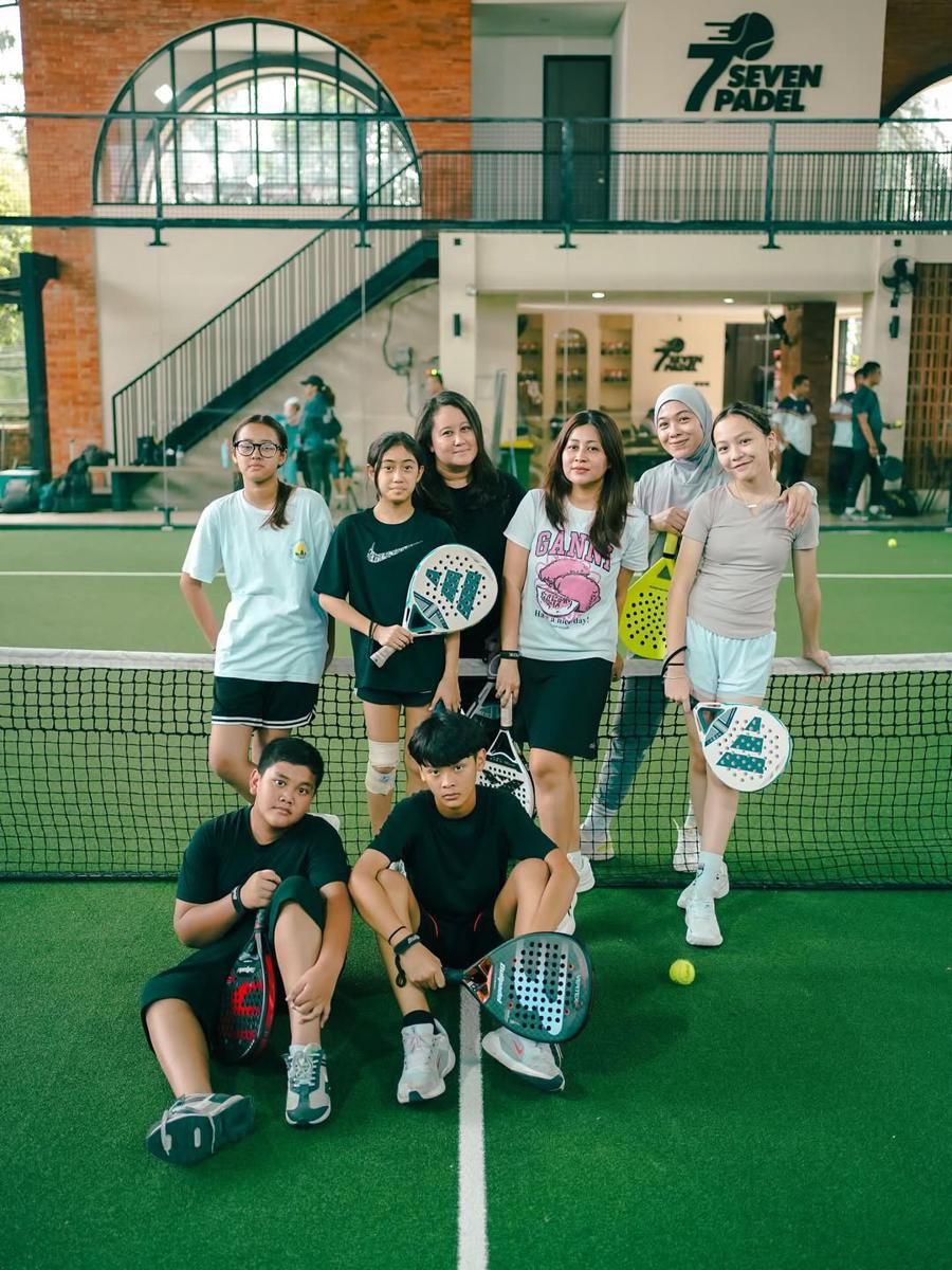 7 Potret Kompak Dian Ayu dan Anaknya, Embun, Main Padel Bareng