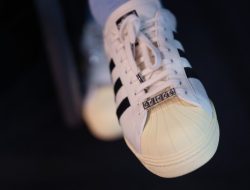 6 Cara Membedakan Sepatu Adidas Asli dan Palsu