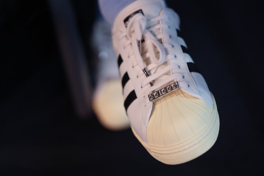 6 Cara Membedakan Sepatu Adidas Asli dan Palsu