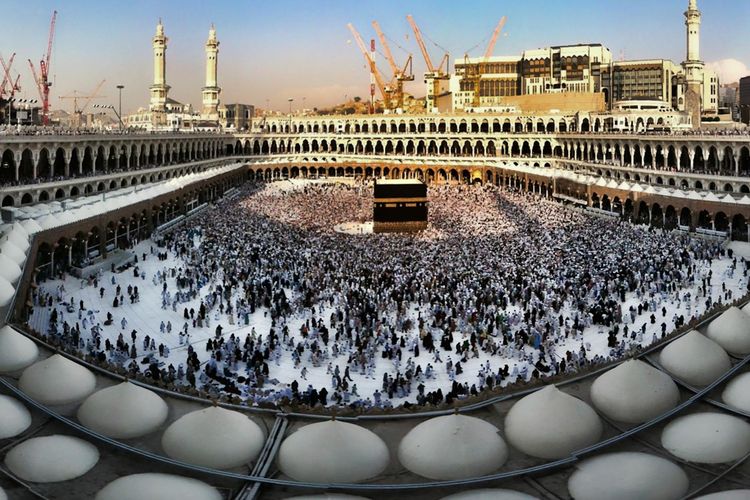 Lelah Ikut Travel Haji Murah, Dewi Rahasiakan Kebenaran di Bagasi Bus untuk Sampai ke Tanah Suci