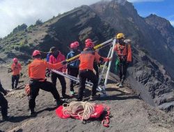 Tim SAR Gabungan Berjuang Evakuasi Pendaki Brasil di Gunung Rinjani Tim SAR Gabungan Berjuang Evakuasi Pendaki Brasil di Gunung Rinjani
