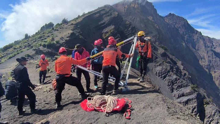 Tim SAR Gabungan Berjuang Evakuasi Pendaki Brasil di Gunung Rinjani