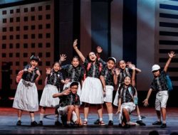 Sherina Bawa Rusa Ikonya ke Panggung Musikal Sherina Bawa Rusa Ikonya ke Panggung Musikal