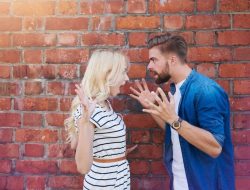 Frasa Halus yang Sering Dipakai Pasangan Pengontrol dalam Percakapan Sehari-hari Frasa Halus yang Sering Dipakai Pasangan Pengontrol dalam Percakapan Sehari-hari